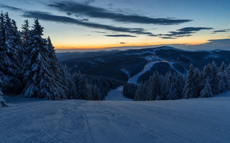 Snegom prekrivene staze Kopaonika u plavom satu