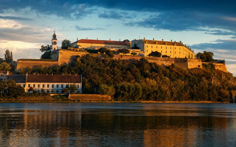 Petrovaradinska tvrđava i Novi Sad na Dunavu u zlatnom satu
